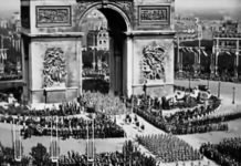 СА ВЕРОМ У БОГА, ЗА КРАЉА И ОТАЏБИНУ! Погледајте славну победничку Српску војску како маршира испод Тријумфалне капије у Паризу (ВИДЕО)