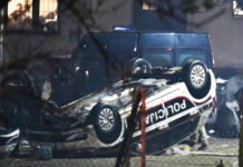 ХАОС У САРАЈЕВУ: Мигранти преврнули неколико возила, повређени полицајци! (ВИДЕО)