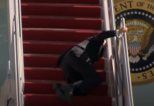 Бајден се саплео и пао, и то три пута (ВИДЕО)