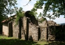 ЗАГОНЕТКА ИСПОД РАЈЦА: ТРИ КАМЕНА САРКОФАГА У ПОДНОЖЈУ ПЛАНИНЕ КРИЈУ ТАЈНЕ ДЕСПОТСКЕ ПОРОДИЦЕ