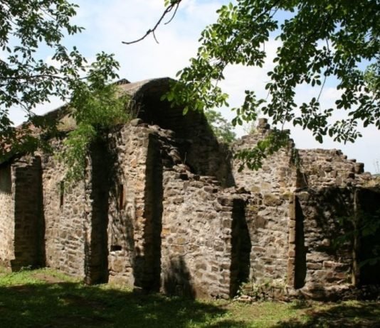 ЗАГОНЕТКА ИСПОД РАЈЦА: ТРИ КАМЕНА САРКОФАГА У ПОДНОЖЈУ ПЛАНИНЕ КРИЈУ ТАЈНЕ ДЕСПОТСКЕ ПОРОДИЦЕ