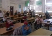 (ФОТО) СKАНДАЛ У ОСНОВНОЈ ШKОЛИ: Деца на захтев учитељице опонашала орла са албанске заставе!