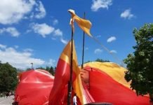 (ВИДЕО) Незгода на Дан независности: Поцепала се „највећа црногорска застава“ на Цетињу највећа црногорска застава