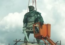 (ВИДЕО) У ДЕСНОЈ РУЦИ ДРЖИ МАЧ, СРЦЕ МУ ЈЕ ОКРЕНУТО КА КОСМЕТУ: Споменик цару Лазару постављен на 10,5 метара висок постамент, биће свечано откривен на Видовдан