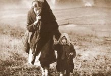 (ФОТО) СРПСKА МАЈKА НА РАТНОЈ ФОТОГРАФИЈИ НАЈВЕЋИ СИМБОЛ СТРАДАЊА СРБА: Са двоје деце бежи од усташа