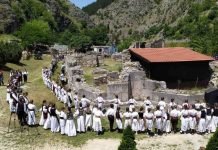 (ВИДЕО) 500 деце у колу око манастира Светих Архангела код Призрена