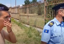 (ВИДЕО) Срамни акт полиције на Kосову: МЛАДИЋУ ОДУЗЕТА МАЈИЦА ЈЕР НА ЊОЈ ПИШЕ СРБИЈА