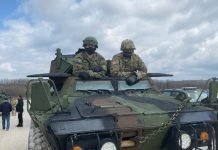 (ВИДЕО) АМЕРИКАНЦИ ПОМАЖУ ВОЈСЦИ ЛАЖНЕ ДРЖАВЕ: Поклонили им оклопна возила отпорна на мине!