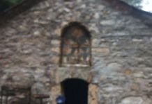 НОВИ НАПАТ НА СВЕТИЊЕ: Непозната лица провалила у храм Св. Петра и Павла у Броду и исписала графите ОВК