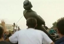 (ВИДЕО) СРУШИЛИ СПОМЕНИК ЊЕГОШУ, А КРИВЕ СРБИЈУ ЗА УНИШТАВАЊЕ КУЛТУРНЕ БАШТИНЕ! Да ли је лажна држава прави партнер Црне Горе?