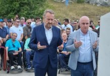 (ФОТО) БАКИР ПРЕТИ СРБИМА ИЗ КУЛЕ ФАЗЛАГИЋА: Оштре реакције из Српске на поруке вође СДА на окупљању Бошњака код Гацка