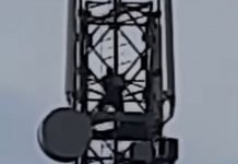 (ВИДЕО) КОСОВСКА ПОЛИЦИЈА СКИНУЛА СРПСКУ ЗАСТАВУ СА РЕПЕТИТОРА У ВРБОВЦУ!