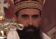 (ВИДЕО) Епископ Методије скакао падобраном на Капином пољу у Никшићу