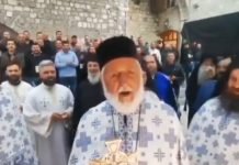 (ВИДЕО) “КАД СЕ ВОЈСКА, МАЈЧИЦЕ, НА КОСОВО ВРАТИ!“ Ево како су данас свештеници дочекали митрополита Јоаникија и патријарха Порфирија