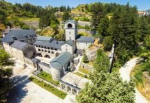 (ВИДЕО) Свештеници певају „Јечам жела“ и чекају свог Патријарха и Митрополита: Најгласнији су били на стиховима „кад се војска на Косово врати