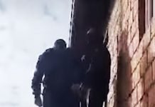 (ВИДЕО) ДУГИМ ЦЕВИМА НА ГАЈБЕ ПИВА! Погледајте како шиптари упадају у магацине под пуном ратном опремом