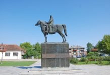 Инцидент у Мионици, српска застава бачена у смеће